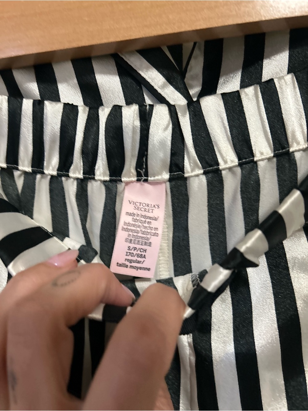 New!! 🥱💤🖤 Victoria's Secret Black & White Striped Satin Pajama Set 😴💤🖤 - Picture 10 of 15